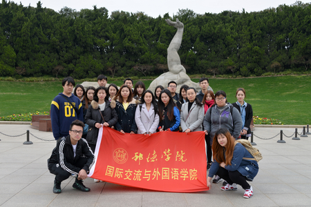 学生代表祭扫龙华烈士陵园